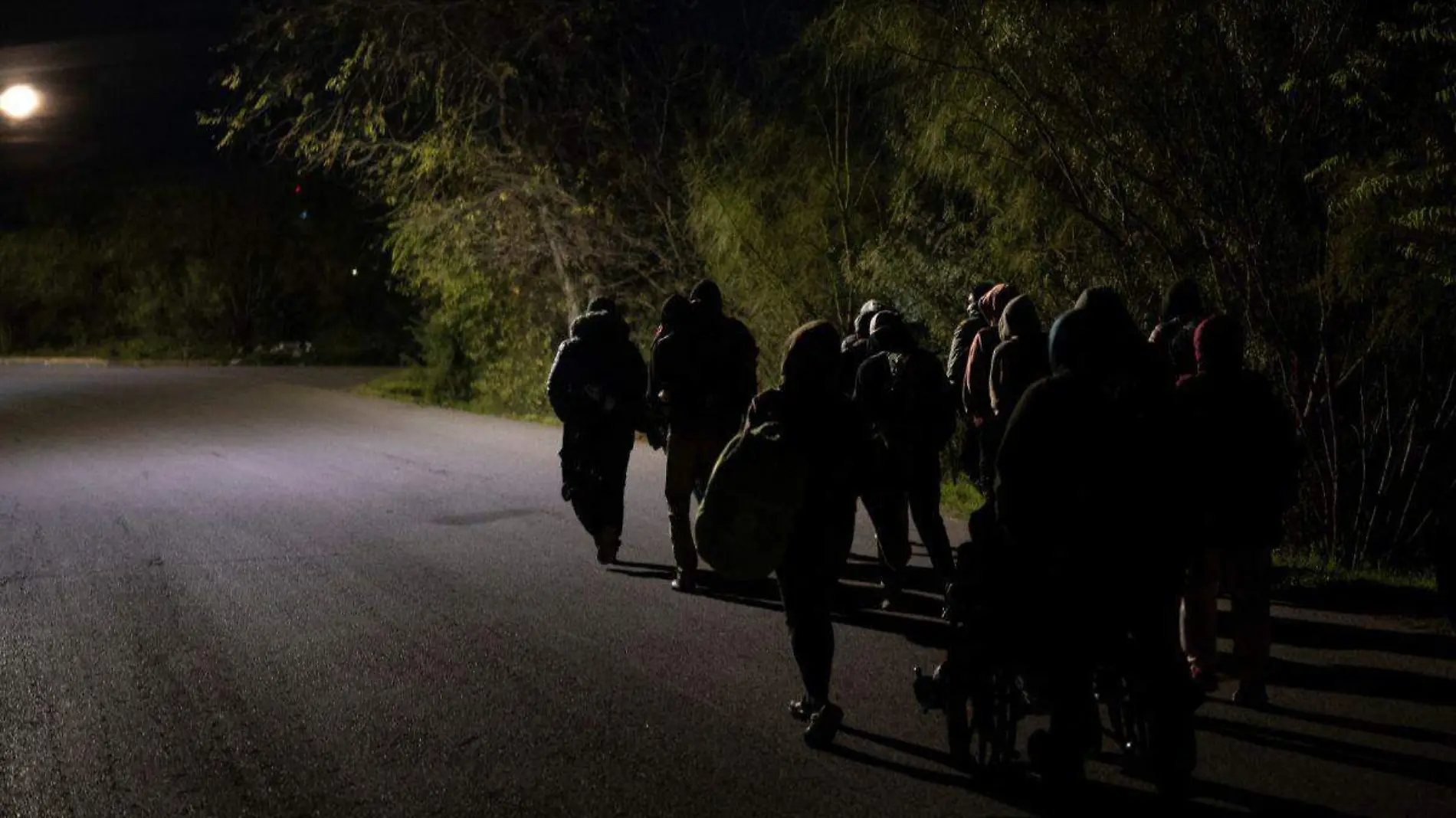 Migrantes caminan por la noche en carretera Mexico